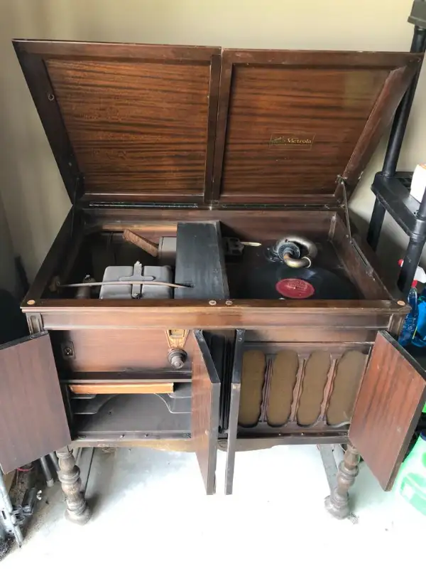 Gramophones- 3 units in Arts & Collectibles in Revelstoke - Image 5