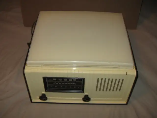 Vintage Radio Record Player in Other in Saskatoon - Image 4