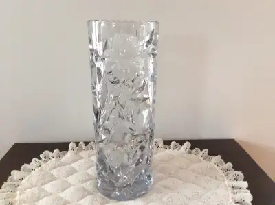 Magnifique vase en cristal (verre taillé). Mesure 12 pouces et demi de hauteur et 4 pouces et 3/4 de...