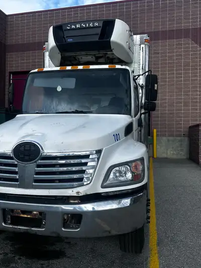 Tailgate 5-Ton Box Truck Available ✅ Perfect for: • Last-minute moves • Storage unit hauls • Heavy d...
