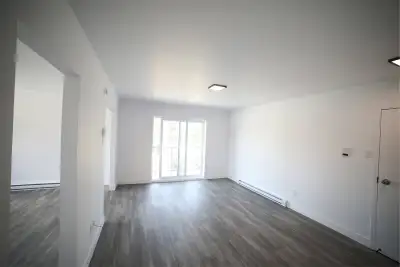 Beau 3 1/2 devant la rivière St-François, disponible dès maintenant ! Bloc de 6 logements, rénovés à...