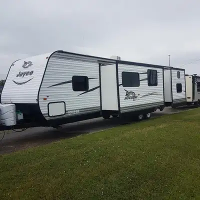 Selling this huge 32ft model for super cheap, sleeps up to 10ppl, has large U shaped dinette, No lea...
