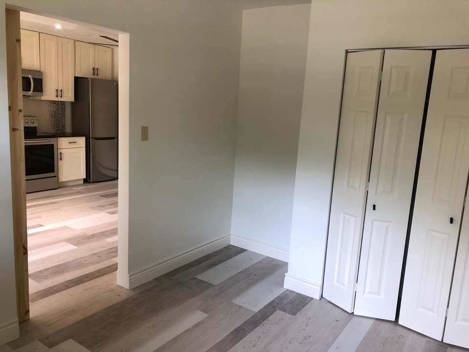 Gorgeous one bedroom available in Hamilton next to Gage Park !! 4