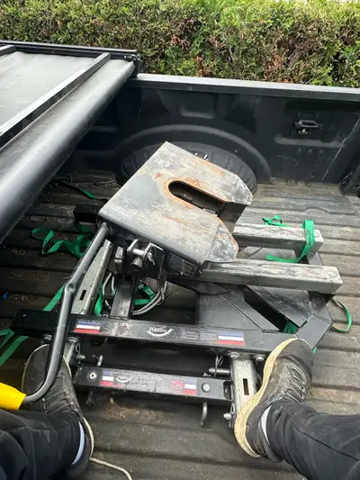 20 K pullrite fifth wheel hitch hardly used has everything to mount in bed puck pins included base p...