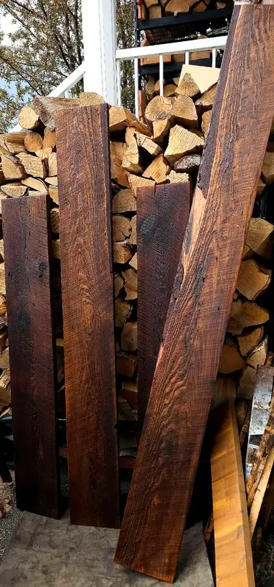 Ces tablettes en bois de grange ont été soigneusement finies à la cire d'abeilles pour faire ressort...