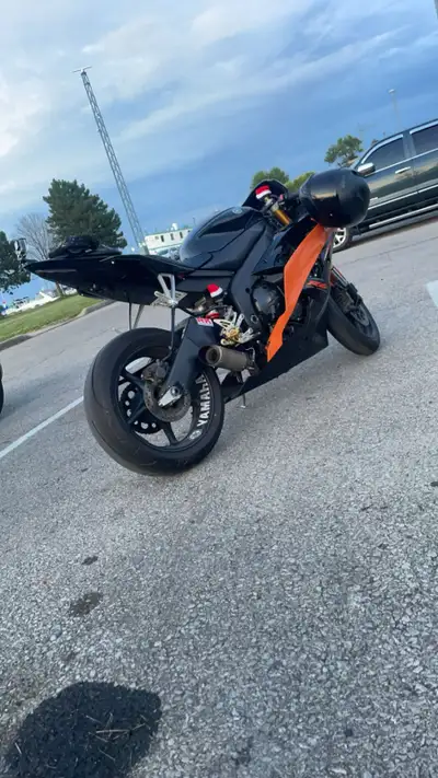 Absolutely immaculate R6 babied & always garage kept 2nd owner Had it for 2 seasons I’ve upgraded to...