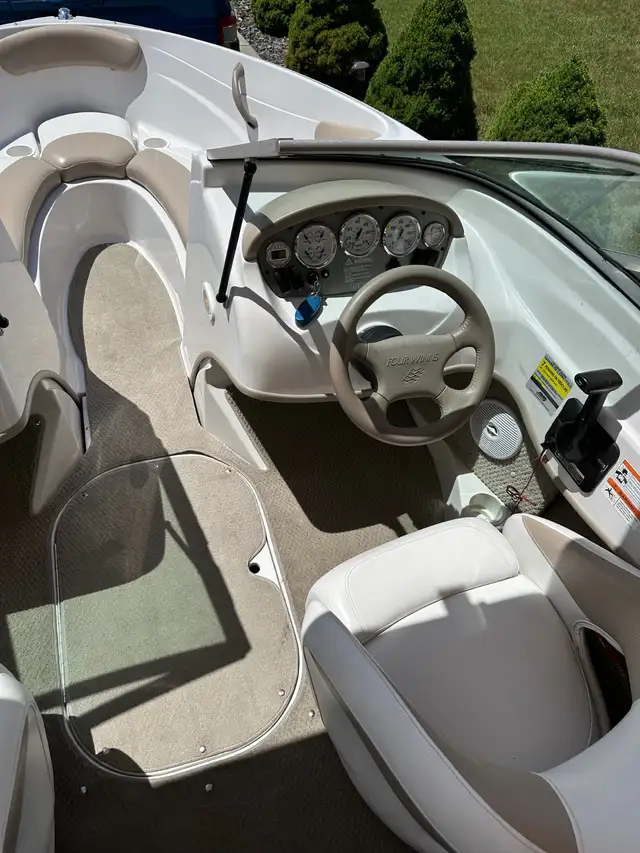 2006 Four Winns Horizon 180 in Powerboats & Motorboats in Leamington - Image 8