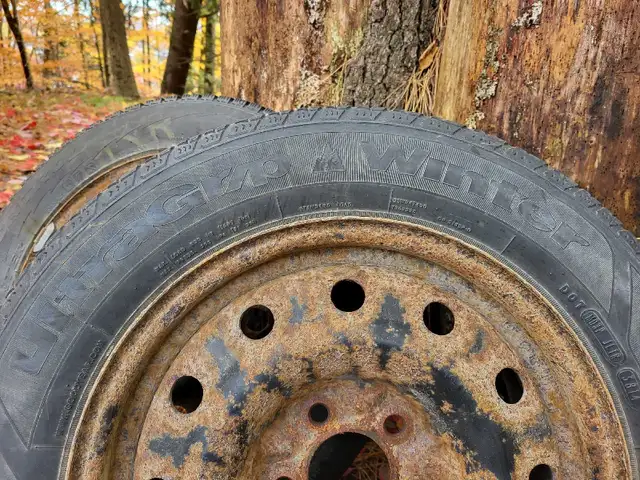 4 pneus d'hiver sur rims + 1  (2x 215/60 R16  3x 205/65 R16) in Tires & Rims in Laval / North Shore - Image 8