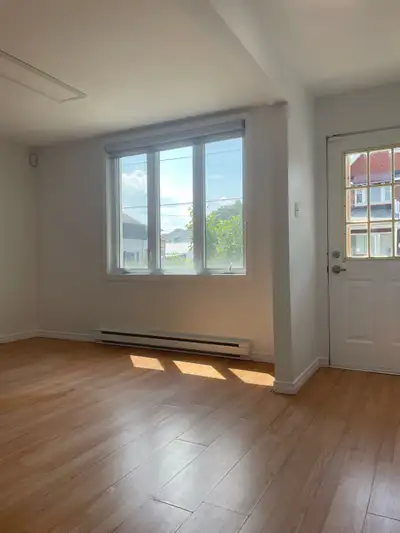 À LOUER – 4½ – REZ-DE-CHAUSSÉE – SECTEUR HULL – DISPONIBLE 1er SEPTEMBRE Situé au coin des rues St-J...