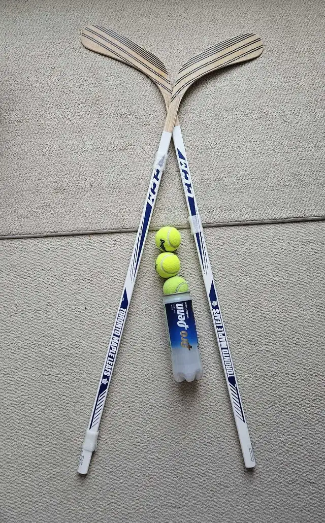 Toronto Maple Leaf branded youth Hockey stick in Hockey in City of Toronto - Image 2