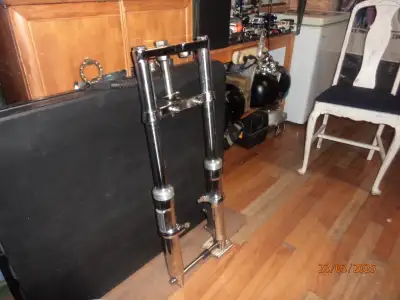 photo un wide glide 41 mm 24"plus 2"standard pour harley avec essieux DE 1975 a 1999 fxst ou flhs 60...