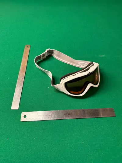 B24 / Women’s White Smith Ski Goggles, View more