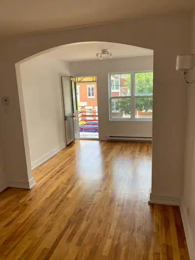 Logement de 570 pieds carrés ou 3½ salon double. Cuisine fermée,poêle, frigidaire, laveuse, sécheuse...