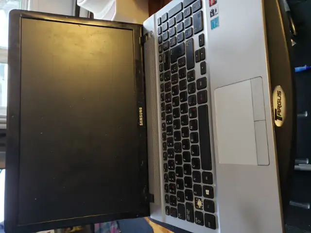 Samsung laptop battery parts screen NP300e5e NP550p5c key keys in Laptop Accessories in Ottawa - Image 9
