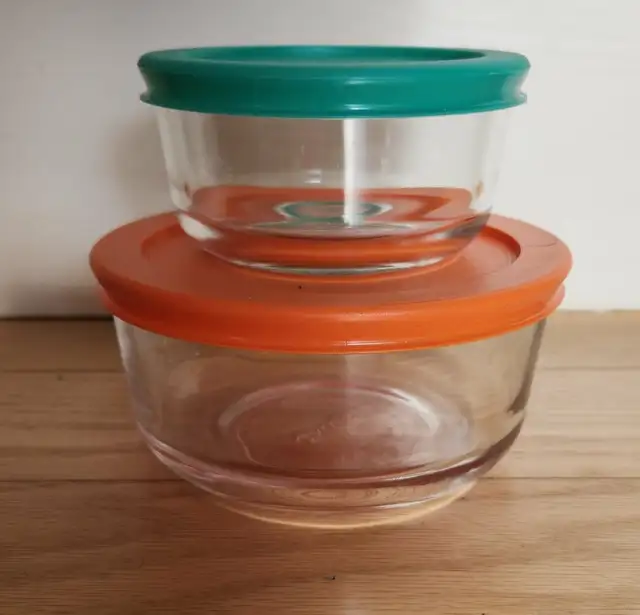 2 Small Pyrex Containers463248565773936640