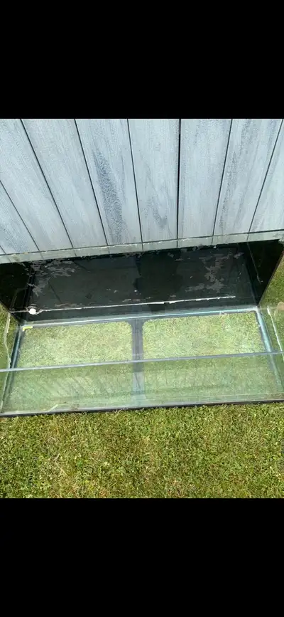 100 gallons Aquarium in great condition but has caulking due to the last set up. (No time to remove)...