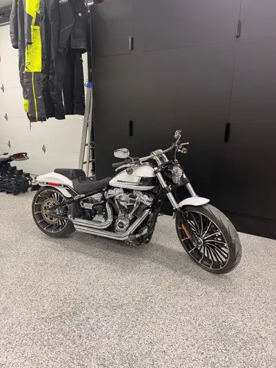 Private sale, 1 owner since new, very good shape. V&H exhaust, 7100km”s. Please call for additional...