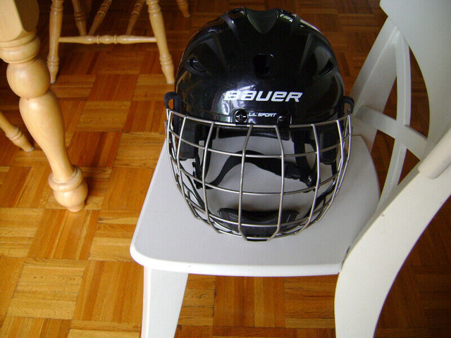 Casque de hockey  Bauer gr 48.5cm-54cm dans Jouets  à Ouest de l’Île