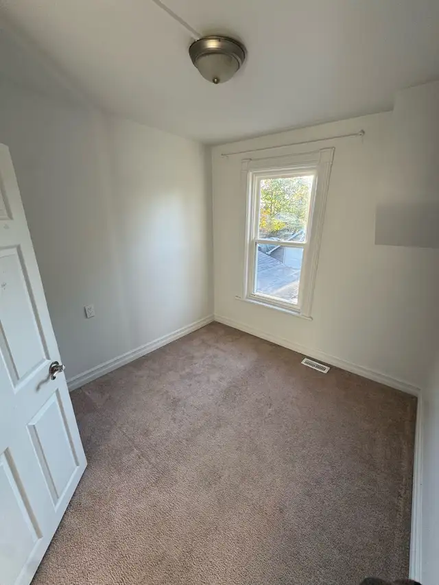 Bright 2-Bedroom – All Utilities Included – Great Locat in Long Term Rentals in Peterborough - Image 11