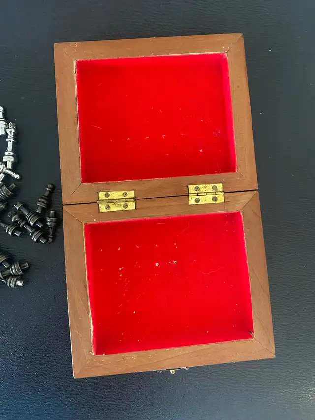vintage inlaid travel wood folding chess with metal pieces. in Toys & Games in Markham / York Region - Image 9
