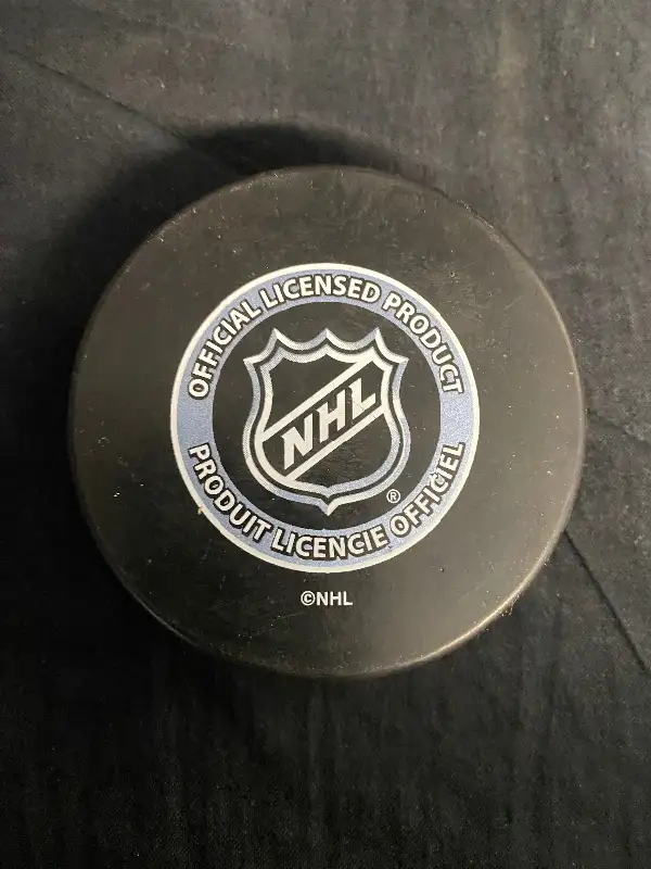 NHL Prague Premier Puck64192110465153121