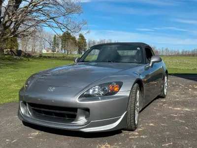 This sleek 2005 Honda S2000, with only 50,000 kilometers, offers an exhilarating driving experience...