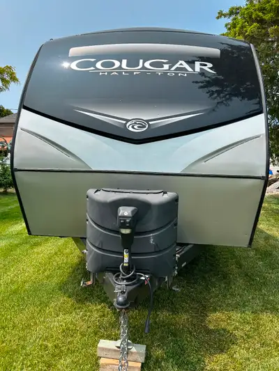 Super Clean, fully loaded Non smoking/no pets Used 2 times Featuring: Auto leveling system Cable and...