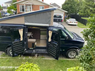 Sur véhicule Chevrolet Express 2500 - 18.5 pi - en Excellente condition , 110,000km . Entreposé l’hi...