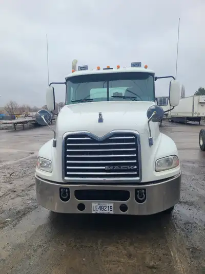 À vendre : flotte de 3 camions commerciaux en excellente condition mécanique, idéaux pour transporte...