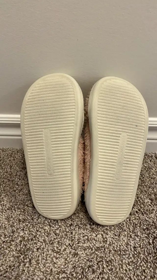 Kids Indoor Slippers - Size 5/6 Youth in Kids & Youth in Ottawa - Image 4