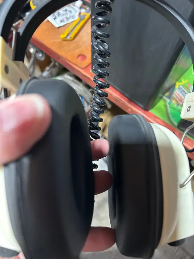Vintage Futura Stereo Headphones 563320 Made in Japan. in Headphones in Mississauga / Peel Region - Image 6