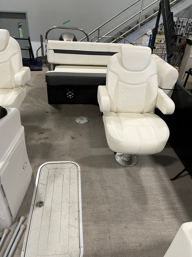 2021 Godfrey pontoon boat in Powerboats & Motorboats in London - Image 3