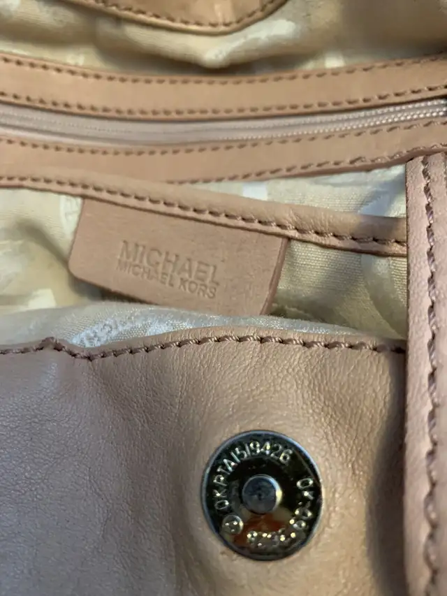 Michael Kors Vintage bag in Women's - Bags & Wallets in Mississauga / Peel Region - Image 5