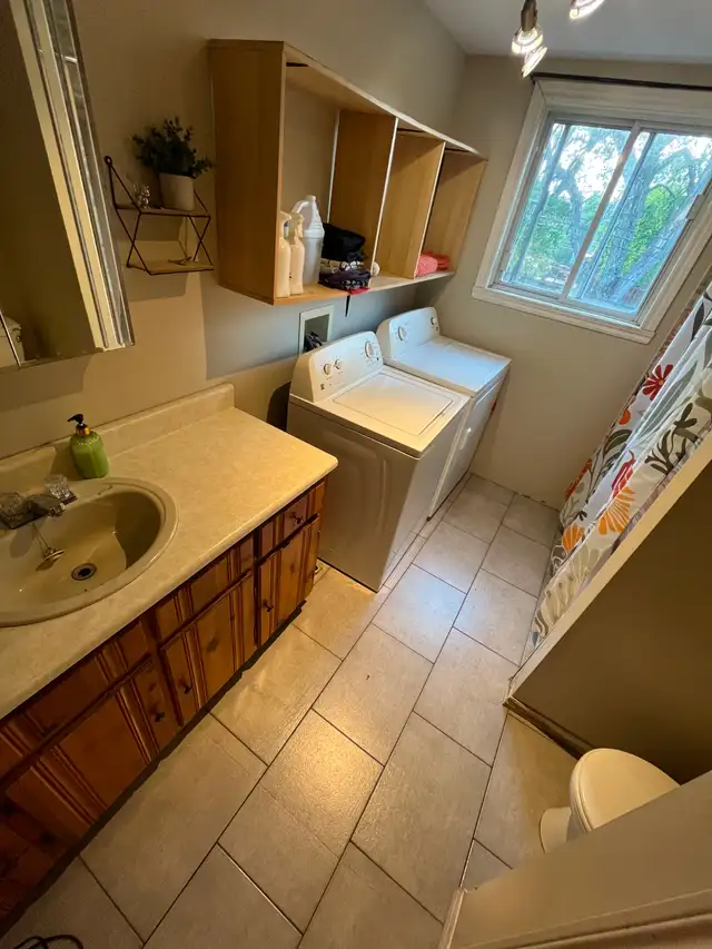 $1400/mo 3 1/2 + 1 office apartment in Long Term Rentals in City of Montréal - Image 9