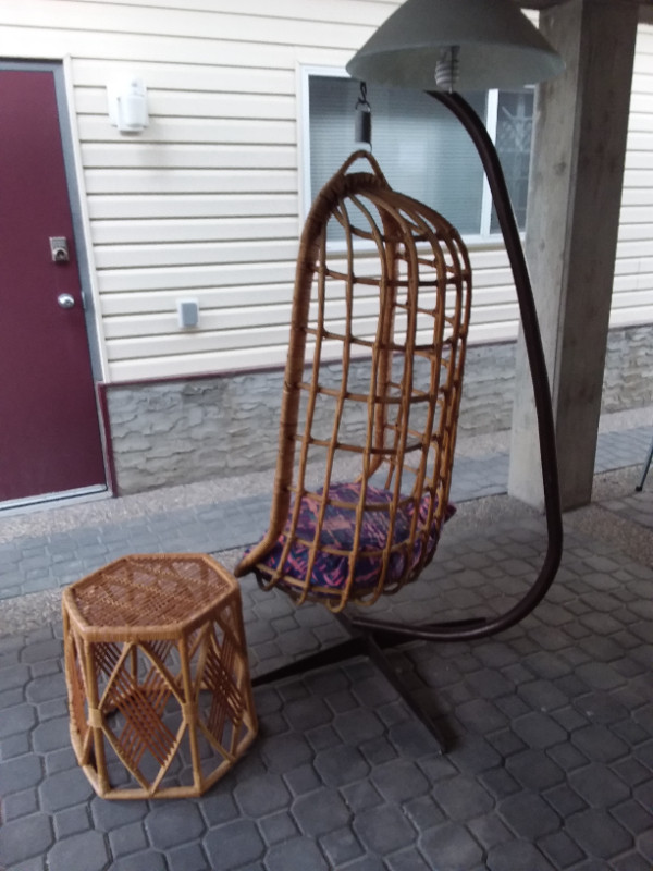 Wicker swing chair/table in Patio & Garden Furniture in Calgary - Image 2