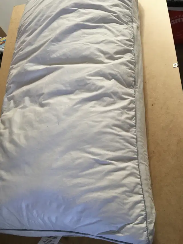 Jumbo pillow in Bedding in City of Montréal - Image 3