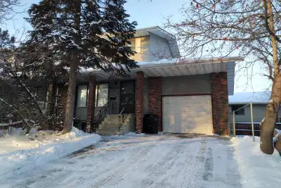 HALF DUPLEX FOR RENT, RECENTLY RENOVATED, FULLY FINISHED BASEMENT, 3 BEDROOMS, 4 WASHROOMS, ATTACHED...