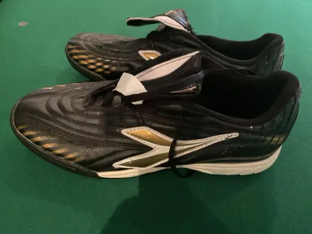 Brand New Diadora indoor soccer shoes in Men's Shoes in Oshawa / Durham Region - Image 3