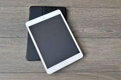 16GB Apple iPad Mini Original 1st Gen Silver 8.5/10 condition, has engraving on back Comes with char...