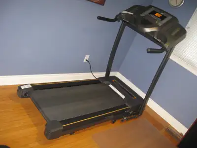Horizon CT81 treadmill in perfect working condition. Very lightly used. Well maintained. Main sectio...
