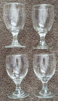 4 MINI LIQUOR GLASSES /  4 MINI VERRES D’ALCOOL  -