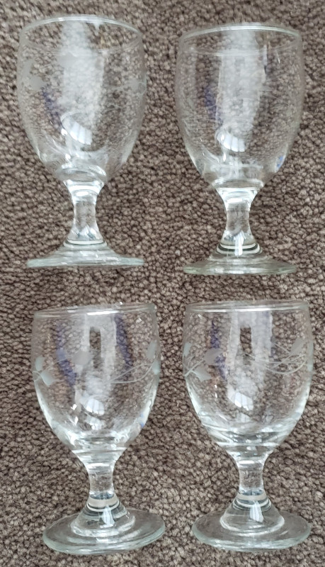 4 MINI LIQUOR GLASSES /  4 MINI VERRES D’ALCOOL  - dans Vaisselle et articles de cuisine  à Laval/Rive Nord