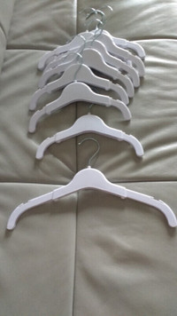 Expandable infant hangers