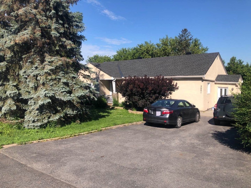 House main Unit near Bayshore Mall available immediately Long Term