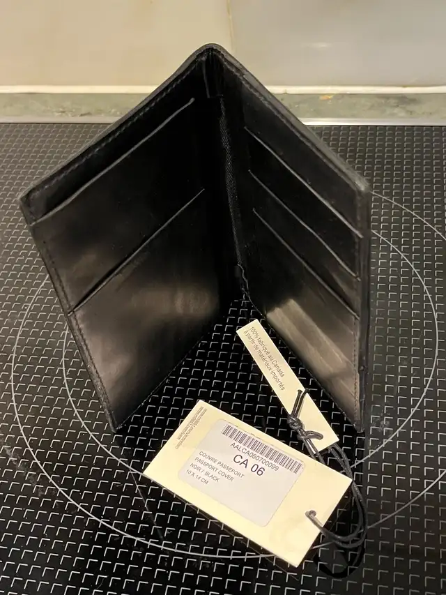 M0851 leather passport holder in Women's - Bags & Wallets in City of Montréal - Image 4