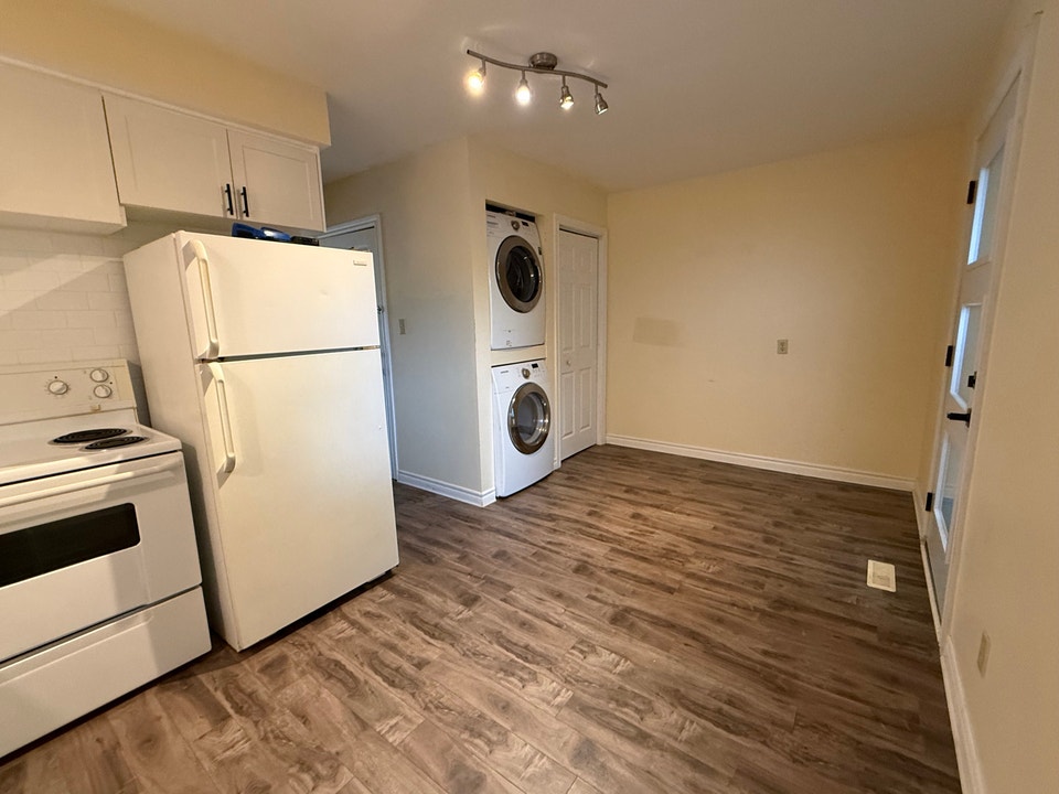 3 bedroom House -fenced yard-next to Park 5