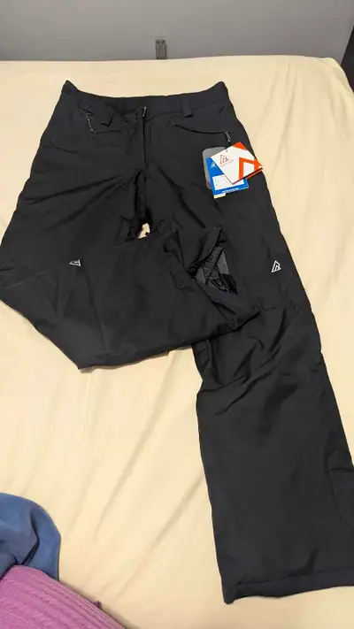 brand new Ripzone snow pants, designed for ultimate comfort and protection! Additional Features: * S...