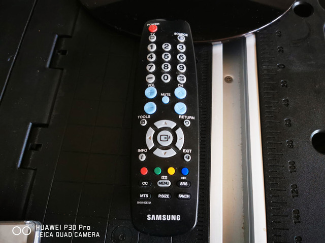 Samsung 22" T220HD HDTV, Tuner, Speakers, Monitor in Monitors in Markham / York Region - Image 4