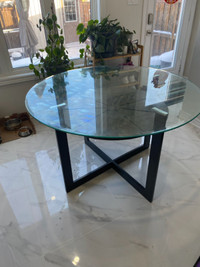 The brick 140cm round glass table sale (95% new)