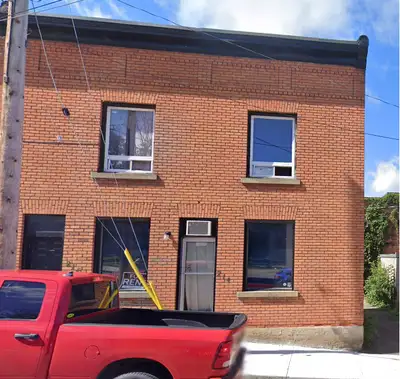 A spacious and bright 2-bedroom, 1-bathroom apartment is now available for rent in Pembroke. This we...